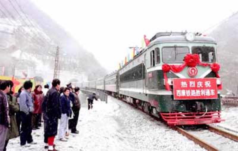 新世紀降生的第一條鐵路新線——西康鐵路通車運營