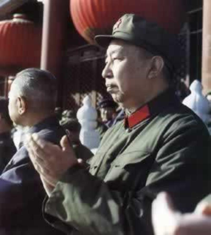 《人民報》發(fā)表社論提出兩個凡是