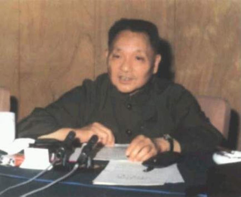 在中共十屆三中全會上鄧小平被恢復(fù)一切黨政軍職務(wù)