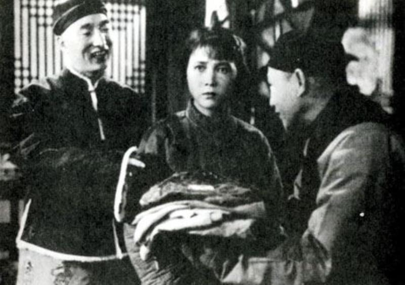 中國(guó)演員田華出生
