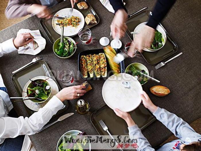夢(mèng)見和別人吃飯 夢(mèng)見和一群不認(rèn)識(shí)的人吃飯